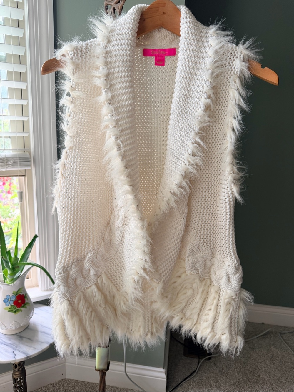 GT-0046 Lilly Pulitzer Ivory Faux Fur Fringe Cable Knit Sweater Vest L